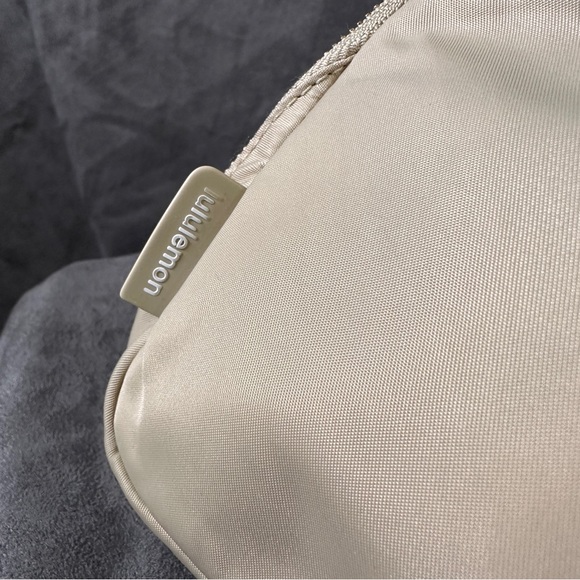 Lululemon Everywhere Belt Bag White Opal Trench Neutral Crossbody Travel O/S - Picture 13 of 16